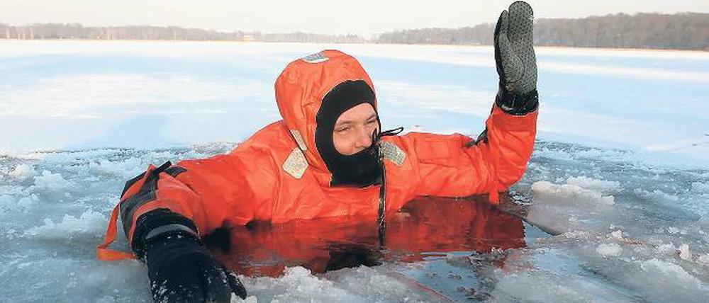 Schnelle Hilfe nötig. Am Jungfernsee probte die Potsdamer Feuerwehr am Mittwoch eine Rettung aus dem Eis. Im Ernstfall bleiben nur vier Minuten, bis ein Mensch im kalten Wasser bewusstlos wird. Torsten Athenstädt hat es deutlich länger ausgehalten.