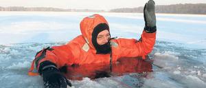 Schnelle Hilfe nötig. Am Jungfernsee probte die Potsdamer Feuerwehr am Mittwoch eine Rettung aus dem Eis. Im Ernstfall bleiben nur vier Minuten, bis ein Mensch im kalten Wasser bewusstlos wird. Torsten Athenstädt hat es deutlich länger ausgehalten.