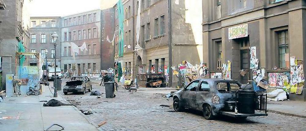 Schon manche Schlacht erlebt: Das Außenset „Berliner Straße“, hier postapokalyptisch zurechtgemacht für die TV-Produktion „2030 - Aufstand der Jungen“, die Anfang 2011 im Fernsehen lief.