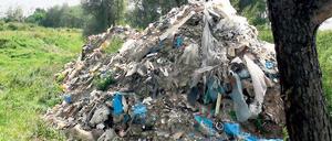 Illegaler Müll aus der Tiefe: Die Deponie Altbensdorf nach den Schürfungen der Staatsanwaltschaft.