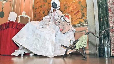 Standbilder. Die Papier-Installation von Isabelle de Borchgrave symbolisiert das Lustspiel „Der Modeaffe“, das der junge König Friedrich II. im Jahr 1742 schrieb. Ein netter Kommentar zum höfischen Alltag.