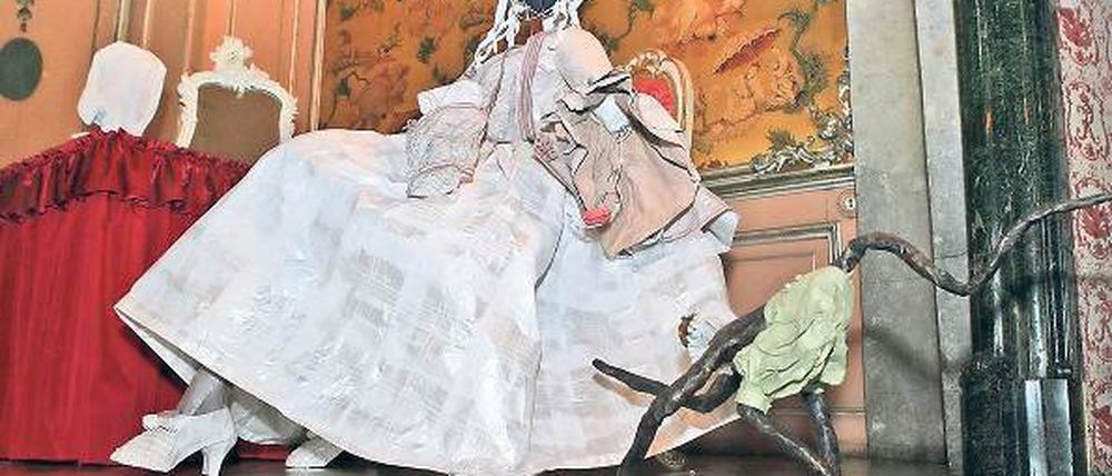 Standbilder. Die Papier-Installation von Isabelle de Borchgrave symbolisiert das Lustspiel „Der Modeaffe“, das der junge König Friedrich II. im Jahr 1742 schrieb. Ein netter Kommentar zum höfischen Alltag.