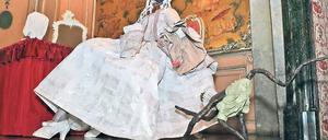 Standbilder. Die Papier-Installation von Isabelle de Borchgrave symbolisiert das Lustspiel „Der Modeaffe“, das der junge König Friedrich II. im Jahr 1742 schrieb. Ein netter Kommentar zum höfischen Alltag.
