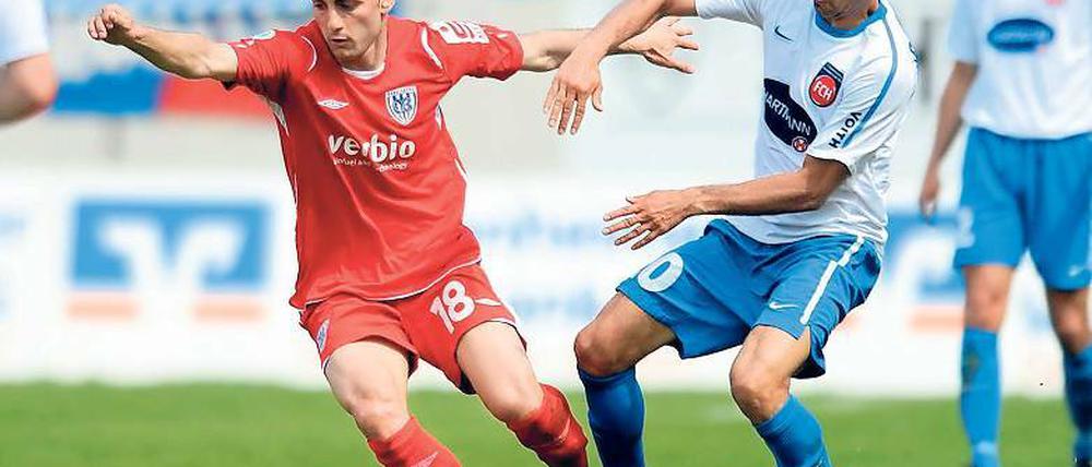 Torschütze in Aktion. Babelsbergs Stürmer Anton Makarenko (l.) während des letztjährigen Punktspiels in Heidenheim, in dem er mit seinem Tor für den vorzeitigen Klassenerhalt des SVB sorgte. Auf Heidenheims Alper Bagceci (r.) könnte er morgen wieder treffen.