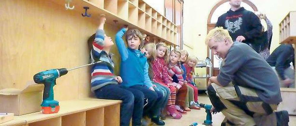 Probesitzen. Die Garderobe bietet Platz für 54 Jacken und 108 Schuhe.