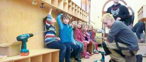 Probesitzen. Die Garderobe bietet Platz für 54 Jacken und 108 Schuhe.