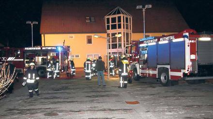 Großalarm: Etwa hundert Einsatzkräfte der Feuerwehren aus Nuthetal und umliegenden Gemeinden sowie von Rettungsdiensten, Polizei und Notfallseelsorge waren am Brandort in Saarmund.