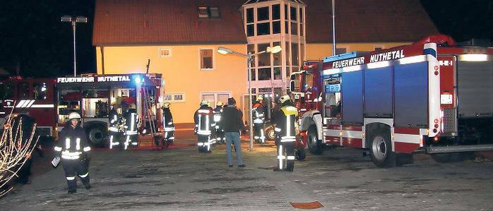 Großalarm: Etwa hundert Einsatzkräfte der Feuerwehren aus Nuthetal und umliegenden Gemeinden sowie von Rettungsdiensten, Polizei und Notfallseelsorge waren am Brandort in Saarmund.