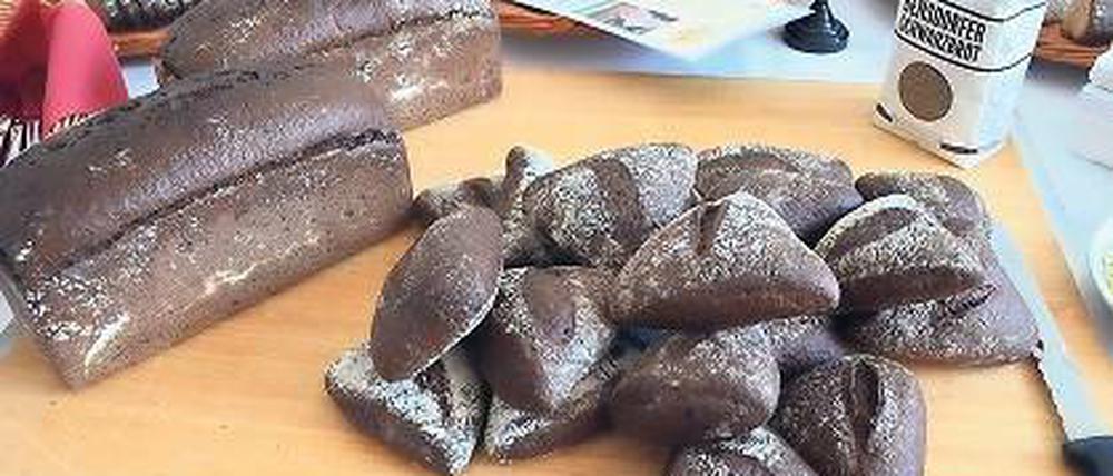 Regional: Roggenbrötchen und Brot aus Mehl von der Bensdorfer Mühle.