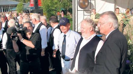 Tusch vom Polizeiorchester: Axel Hilpert (2.v.r.) beim Richtfest für das Resort im August 2004 mit Hans-Hermann Tietje (r.).
