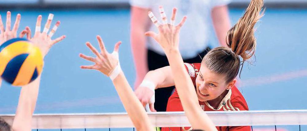 „La Bomba“ in Aktion. Lucia Daniela Fresco, die hier im Heimspiel gegen Wiesbaden den gegnerischen Block überwindet, erzielte im Hinspiel in Stuttgart 27 Punkte. Am Samstag will sie mit dem SC Potsdam zu Hause gegen Stuttgart gewinnen.