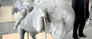 Vor dem Schlag gegen die Bestie. Die „Kämpfende Amazone“ aus Zinkguss ist mit einem Exemplar identisch, das der Schlösserstiftung verlorenging.