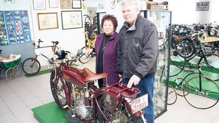 Rosemarie Jordan und Udo Müller mit dem neuen Museumsstück, der Mabeco.