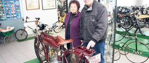 Rosemarie Jordan und Udo Müller mit dem neuen Museumsstück, der Mabeco.