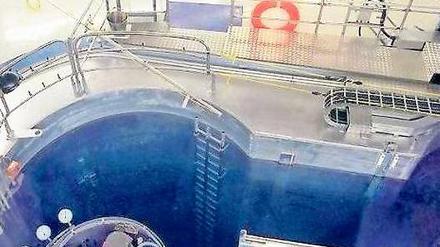 In zehn Metern Tiefe hängen die Brennelemente des Helmholtz-Reaktors in einem offenen Wasserbecken. In etwa 15 Jahren will das Forschungsinstitut die Arbeit mit den radioaktiven Stäben in Berlin-Wannsee aufgeben.