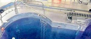 In zehn Metern Tiefe hängen die Brennelemente des Helmholtz-Reaktors in einem offenen Wasserbecken. In etwa 15 Jahren will das Forschungsinstitut die Arbeit mit den radioaktiven Stäben in Berlin-Wannsee aufgeben.