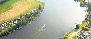 Die Festwiese (r.) von oben: Kein so einfaches Thema in Phöben.