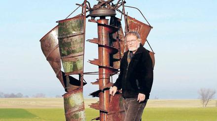 Kunstwerke. Reinhard Schmock vor einer seiner Metallskulpturen.