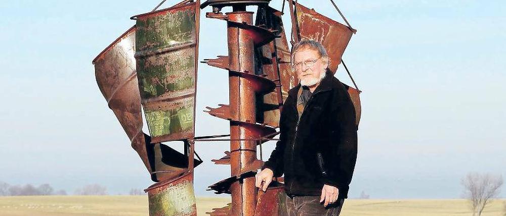 Kunstwerke. Reinhard Schmock vor einer seiner Metallskulpturen.