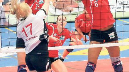 Erzielte 13 Punkte. Laura Weihenmaier überwindet hierVilsbiburgs Block.