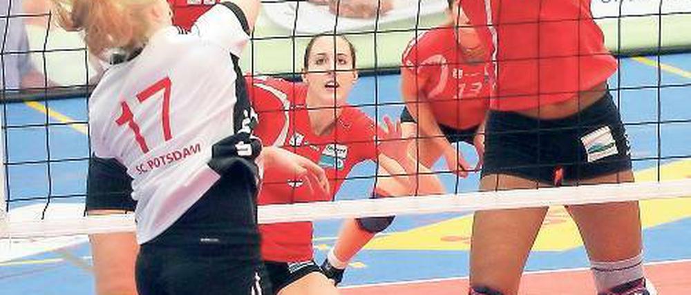 Erzielte 13 Punkte. Laura Weihenmaier überwindet hierVilsbiburgs Block.