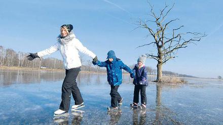 Kaltstart. In ganz Brandenburg gibt es überflutete Wiesen, die jetzt zu perfekten Eisbahnen erstarrt sind.