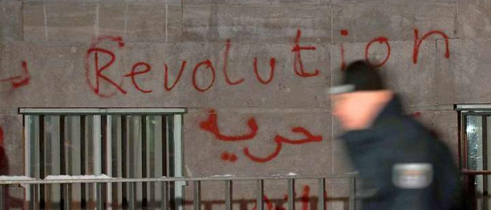 Gegner des syrischen Präsidenten Assad haben am Freitag die Botschaft in Berlin gestürmt. -