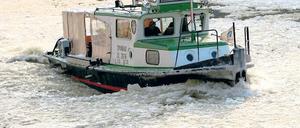 Mein lieber Scholli. Ein Boot kämpft sich durch die Eismassen auf der Spree.