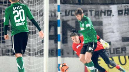 Die Entscheidung am Babelsberger Park. Münsters Neuzugang Marco Königs umkurvt hier SVB-Schlussmann Daniel Zacher und trifft zum 0:2, mit dem Preußen am Freitagabend alle drei Punkte aus dem Karl-Liebknecht-Stadion entführte.