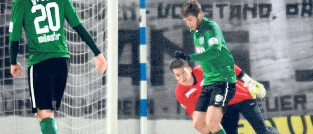 Die Entscheidung am Babelsberger Park. Münsters Neuzugang Marco Königs umkurvt hier SVB-Schlussmann Daniel Zacher und trifft zum 0:2, mit dem Preußen am Freitagabend alle drei Punkte aus dem Karl-Liebknecht-Stadion entführte.