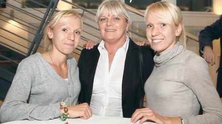 Erstmals in Südafrika. Beate Conrad mit Elina (l.) und Diana Sujew.