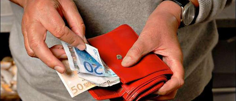 Was bei den Berliner Piraten im Portemonnaie steckt, kann man im Internet nachlesen. Die anderen Parteien sehen darin kein Modell für sich.