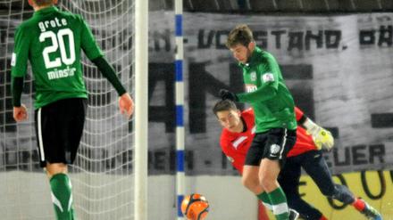 Marco Königs (re., Münster) erzielt das Tor zum 0:2 für den SC Preußen Münster beim SV Babelsberg 03.