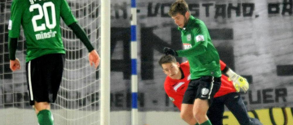 Marco Königs (re., Münster) erzielt das Tor zum 0:2 für den SC Preußen Münster beim SV Babelsberg 03.