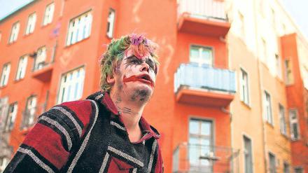 Jokerface. Ein Mann mit Clownsbemalung bei der Mahnwache der linken Szene.