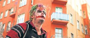 Jokerface. Ein Mann mit Clownsbemalung bei der Mahnwache der linken Szene.