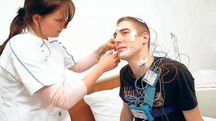 Verkabelt. Im Schlaflabor untersuchen die Ärzte, wie es um den Schlaf der Patienten wirklich bestellt ist.