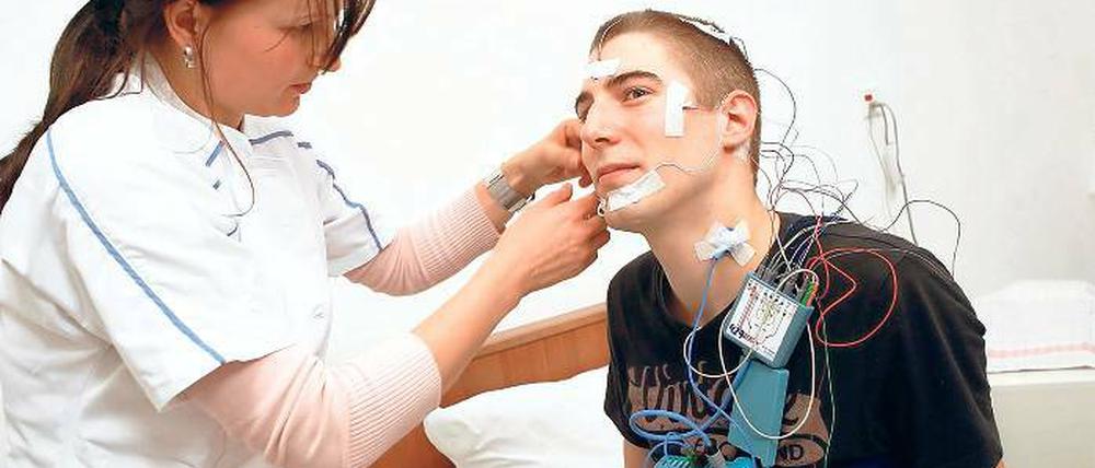Verkabelt. Im Schlaflabor untersuchen die Ärzte, wie es um den Schlaf der Patienten wirklich bestellt ist.
