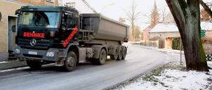 Schwerlastverkehr im idyllischen Havelort: Mit der ländlichen Ruhe ist es in Phöben vorbei.