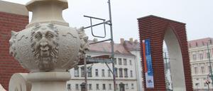 Nach der Grundsteinlegung für den Wiederaufbau der Potsdamer Garnisonkirche 2005 ist jetzt das erste Teilstück der künftigen Balustrade zu sehen. Das 8,20 Meter hohe Eckstück des östlichen Treppenhauses wurde am Freitag enthüllt.