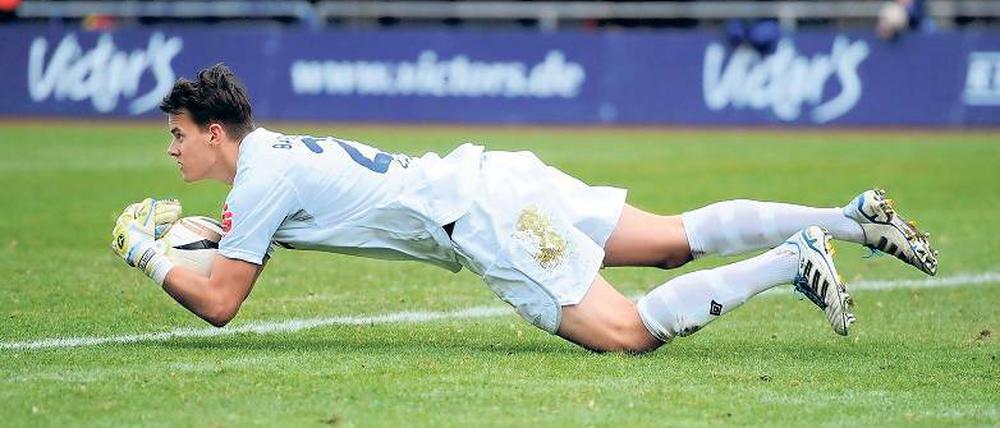 Fallen will gelernt sein. Der derzeit knochenhart gefrorenen Boden fordert Daniel Zacher – hier am vergangenen Samstag in Saarbrücken – wie allen Torhütern einiges ab.