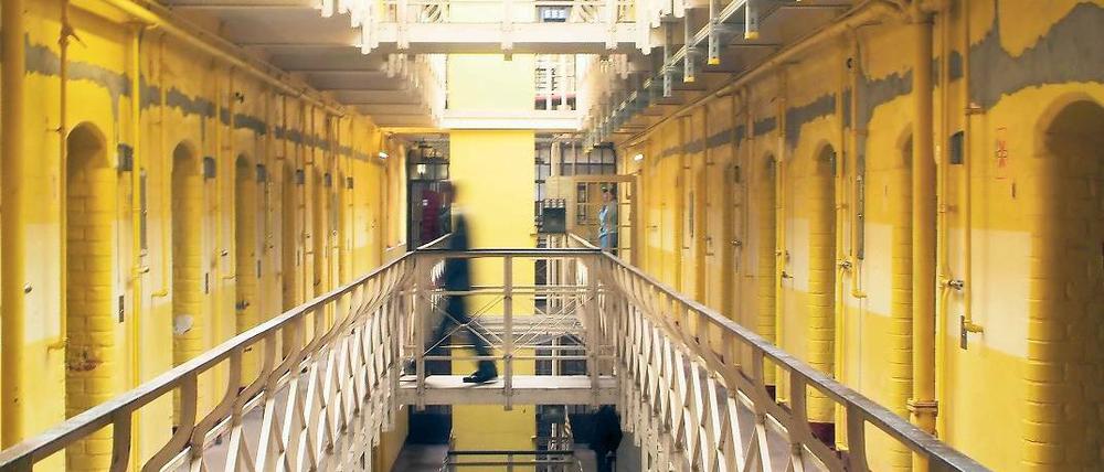 Beklagenswert. Die JVA Tegel könnte dem Land Berlin noch unerwartet teuer zu stehen kommen. Zahlreiche ehemalige und nach wie vor einsitzende Häftlinge wollen wegen menschenunwürdiger Haftbedingungen klagen.