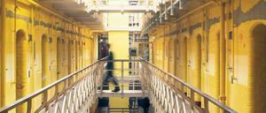 Beklagenswert. Die JVA Tegel könnte dem Land Berlin noch unerwartet teuer zu stehen kommen. Zahlreiche ehemalige und nach wie vor einsitzende Häftlinge wollen wegen menschenunwürdiger Haftbedingungen klagen.