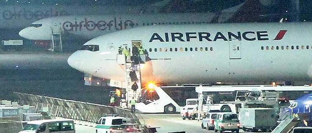 Alarm in Tegel. Das Flugzeug der Air France war auf der Reise nach Peking kurz vor Berlin in Not geraten. Eines der beiden Triebwerke der mit 316 Personen besetzten Boeing 777 war ausgefallen. Die Landung verlief jedoch ohne Probleme, die Passagiere kamen mit dem Schrecken davon. 