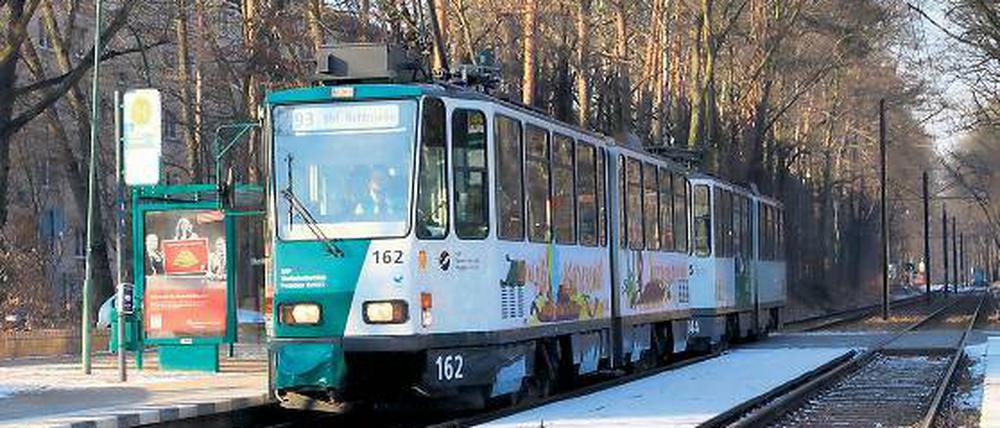 Sanierung ungewiss. Eigentlich soll die Straßenbahn-Strecke in der Heinrich-Mann-Allee ab 2016 saniert werden. Weil der Bund aber aus der Nahverkehrs-Förderung aussteigen will, könnte das Vorhaben kippen, warnen die Verkehrsbetriebe und die Stadt.
