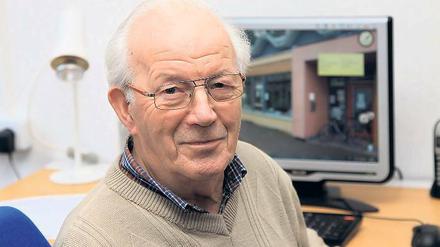 Karl-Heinz Rothkirch an seinem Arbeitsplatz im Bürgertreff.