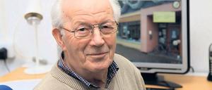 Karl-Heinz Rothkirch an seinem Arbeitsplatz im Bürgertreff.