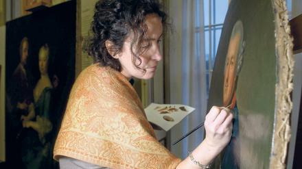 Frische Farben. Die Gemälderestauratorin Maria Solis del Toro im Neuen Palais bei ihrer Arbeit an einem Ölgemälde des Malers Johann Georg Ziesenis (1716 - 1776), das ein Porträt von Karl I. von Braunschweig-Wolfenbüttel zeigt.
