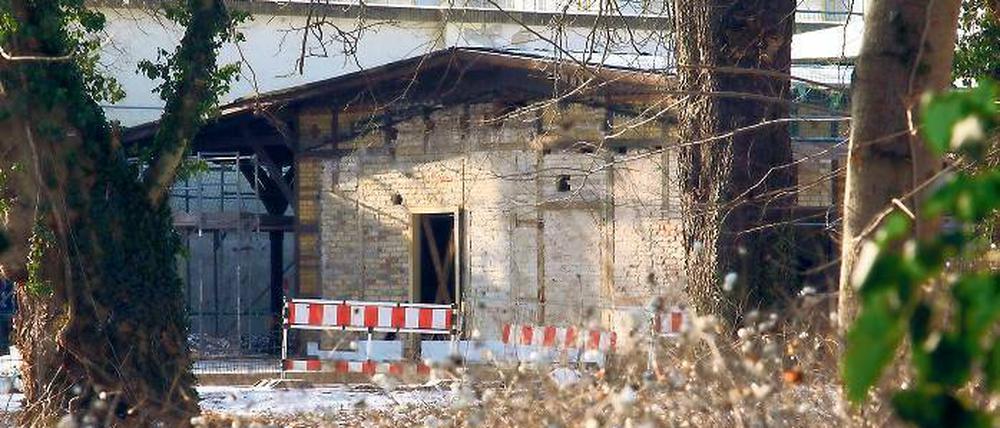 Abriss und Aufbau. Der Abriss an der Ostseite des Hauses hatte bei Anwohnern zuletzt Fragen aufgeworfen. Die Maßnahme sei mit Denkmalschutz und Bauaufsicht abgestimmt, hieß es bei der Stadt. Der Gebäudeteil sei wegen Schimmel- und Pilzbefall nicht mehr zu retten gewesen und wird wieder aufgebaut.