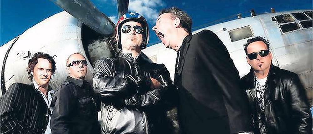 Große Klappe haben. Sänger und Gitarrist Mike Kilian zeigt seinen Bandkollegen von Rockhaus, wie weit er seinen Mund aufreißen kann. Obwohl sein Zahnarzt wohl mächtig stolz auf ihn wäre, zeigen die Herren sich wenig beeindruckt.